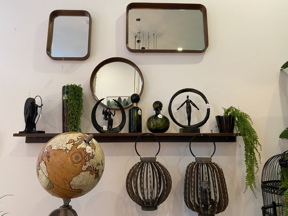 Decoratieve-wereldbol-op-voet-van-J-Line