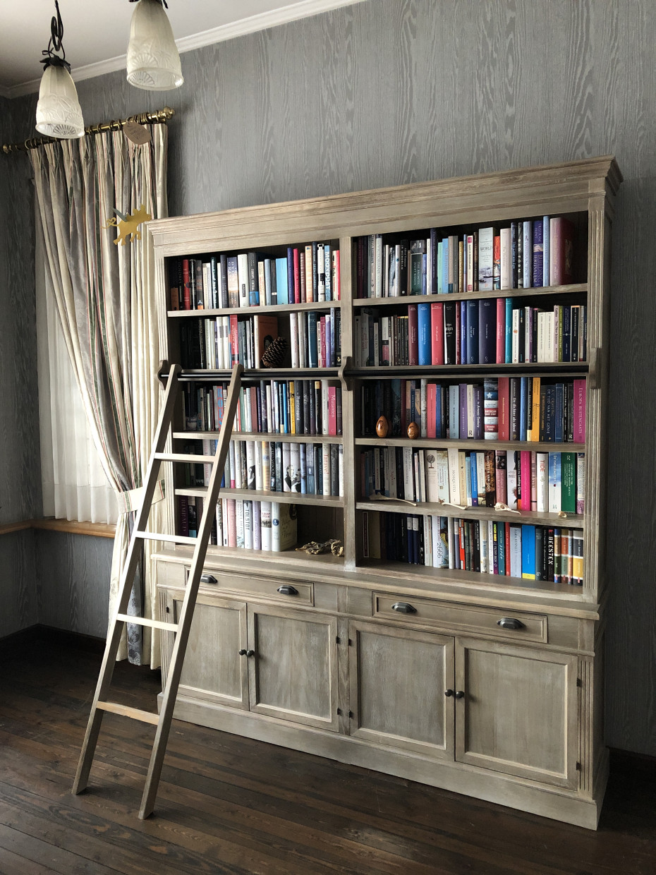 bibliotheekkast-landelijke-stijl-met-ladder