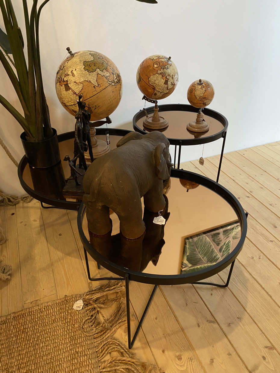 Decoratieve-wereldbol-op-voet-van-J-Line