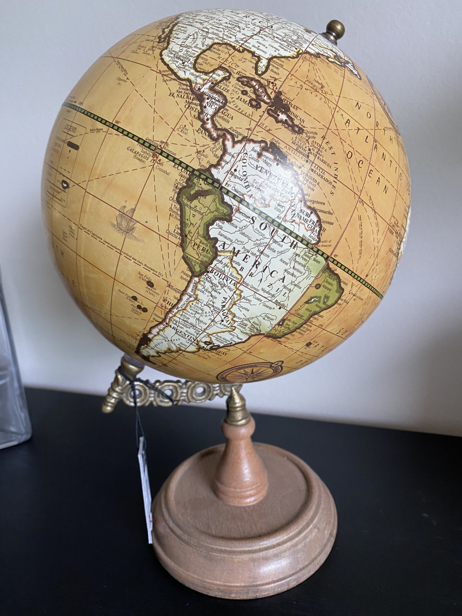 Decoratieve-wereldbol-op-voet-van-J-Line