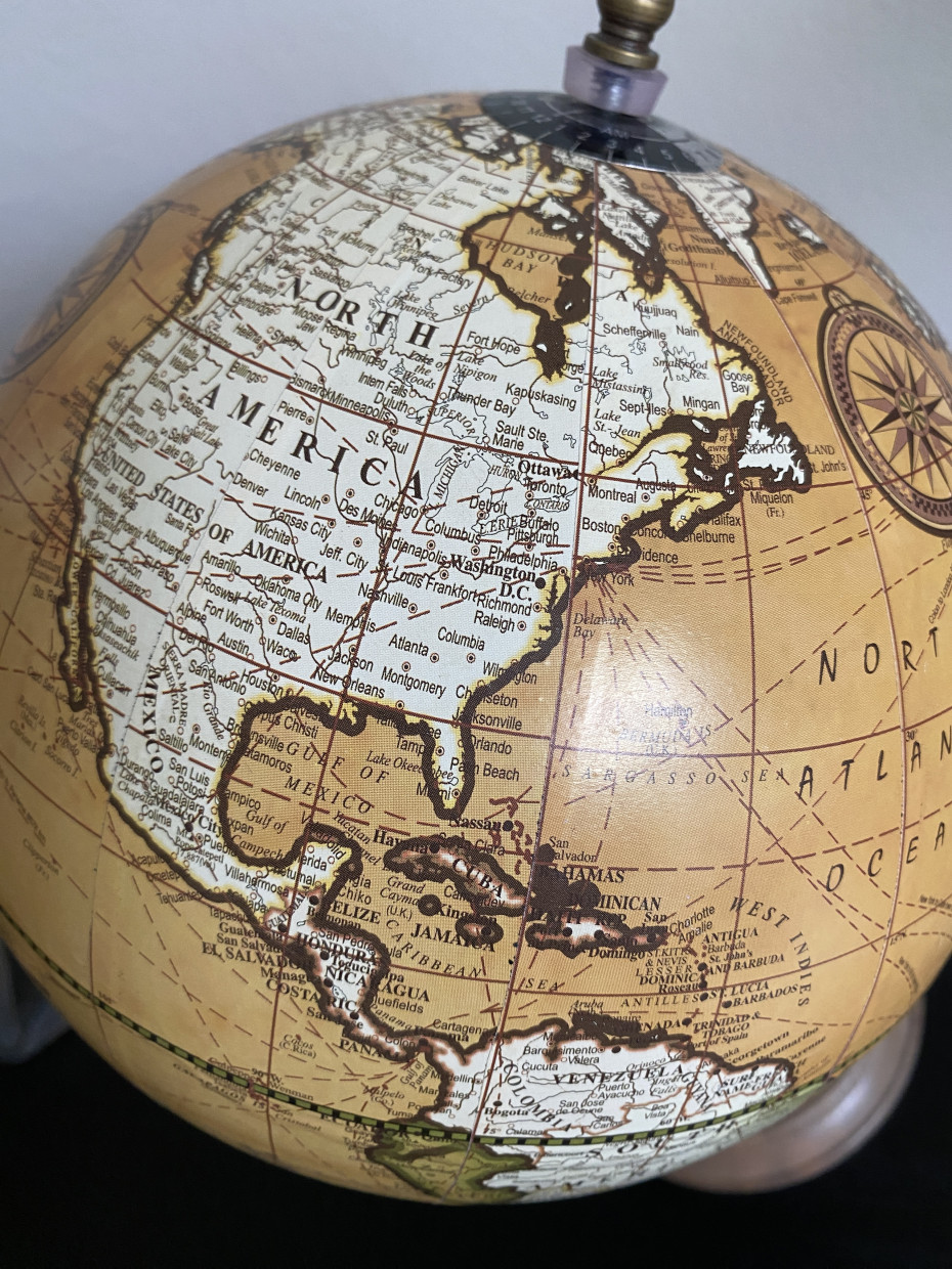 Decoratieve-wereldbol-op-voet-van-J-Line