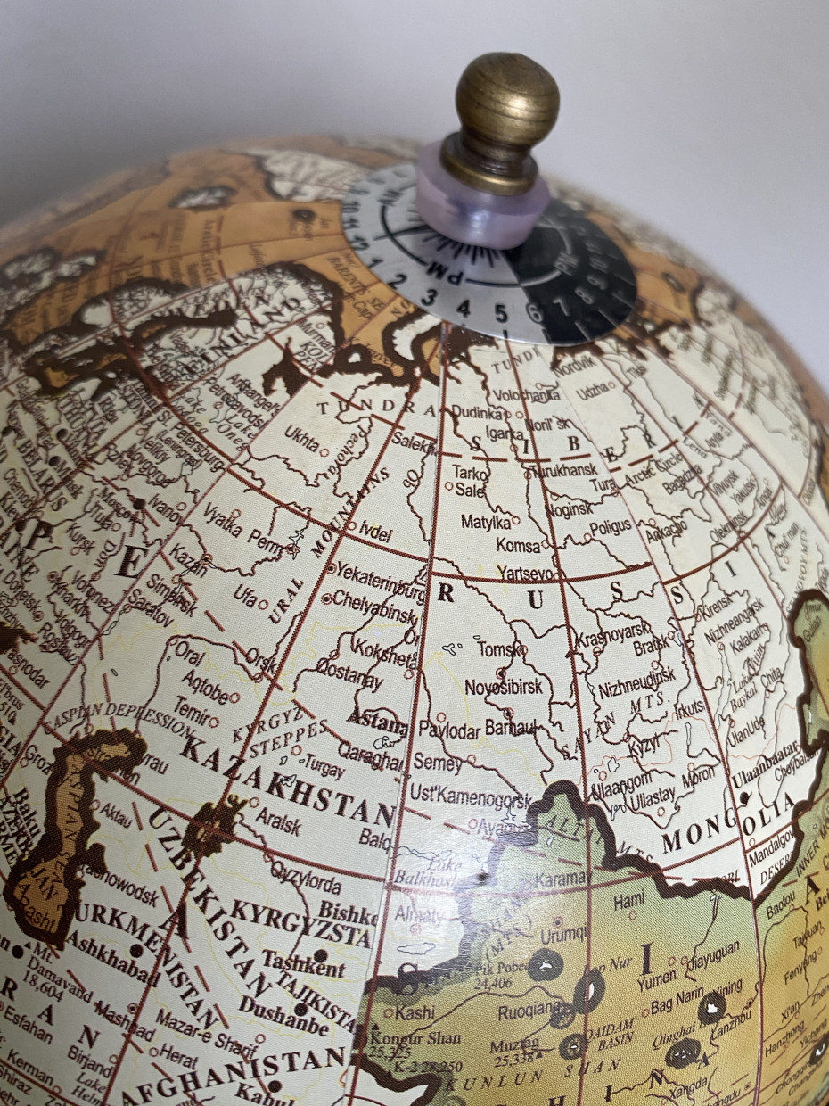 Decoratieve-wereldbol-op-voet-van-J-Line