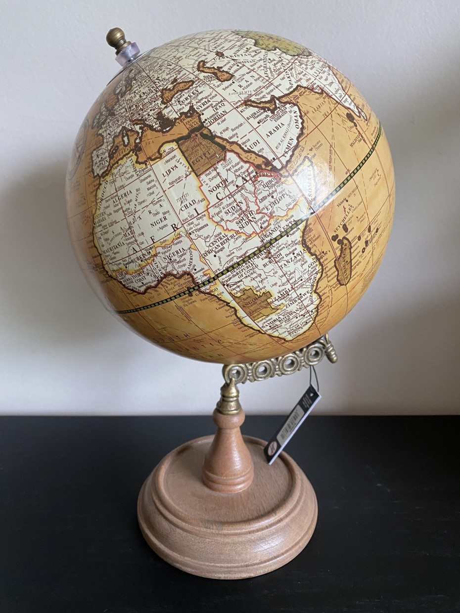 Decoratieve-wereldbol-op-voet-van-J-Line