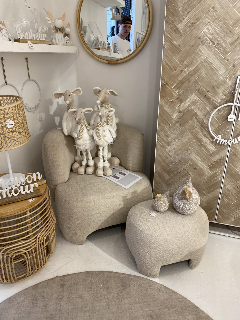 Square-pouf-pu-leather-patches-of-Castle-Line-indoor