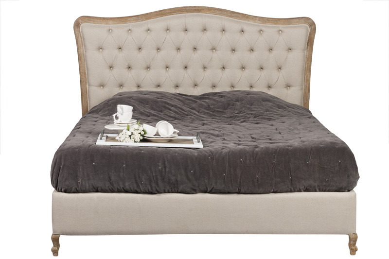 bed-in-landelijke-stijl-met-gecapitoneerd-hoofdbord