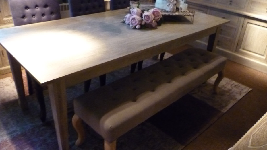 landelijke-bedbank-met-eiken-poten