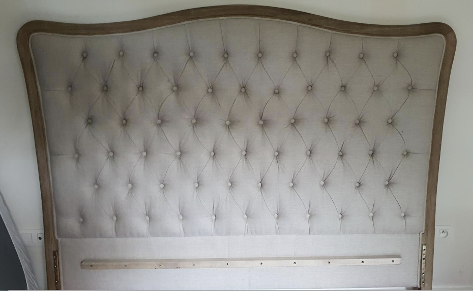 bed-in-landelijke-stijl-met-gecapitoneerd-hoofdbord