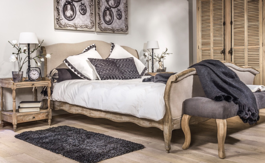 landelijke-bedbank-met-eiken-poten