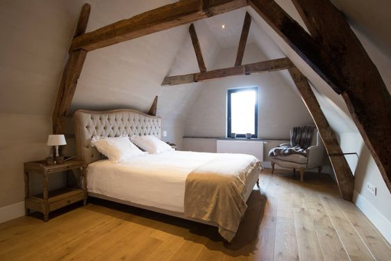 bed-in-landelijke-stijl-met-gecapitoneerd-hoofdbord