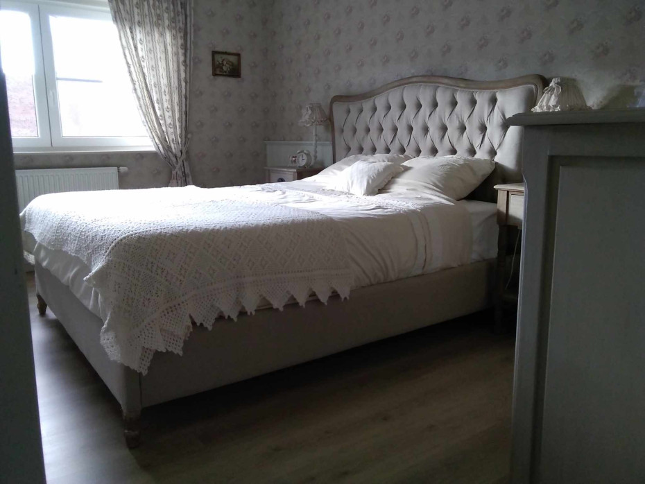 bed-in-landelijke-stijl-met-gecapitoneerd-hoofdbord