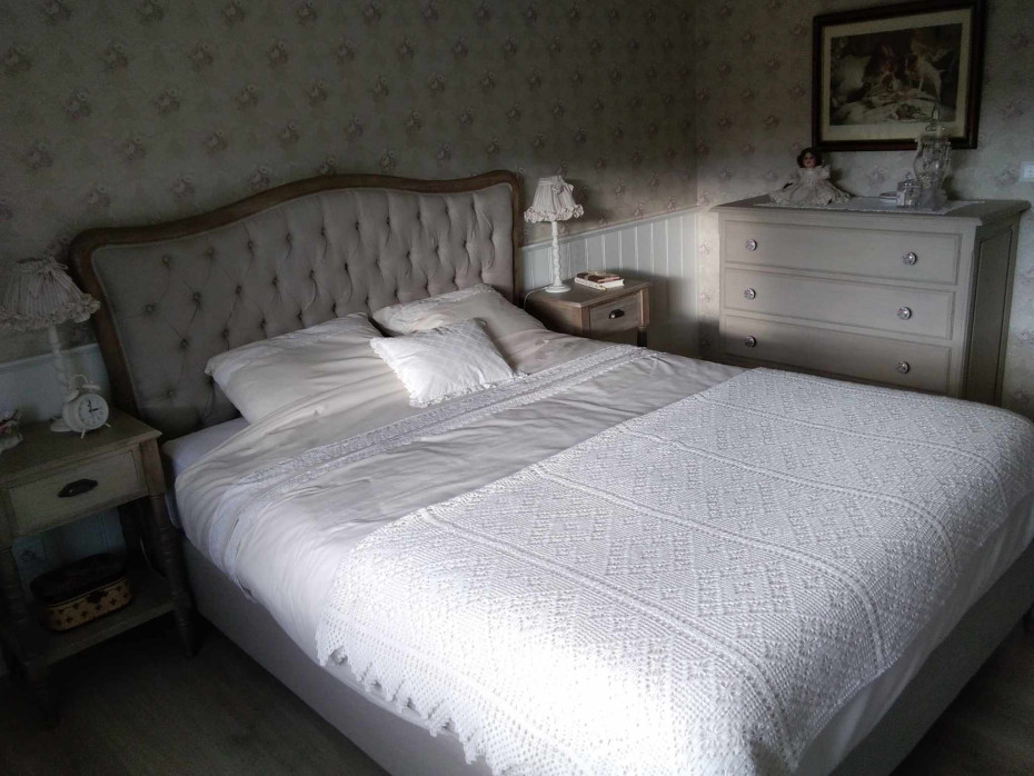 bed-in-landelijke-stijl-met-gecapitoneerd-hoofdbord