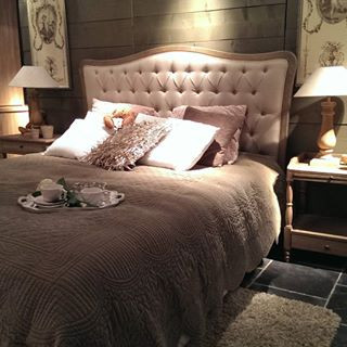 bed-in-landelijke-stijl-met-gecapitoneerd-hoofdbord