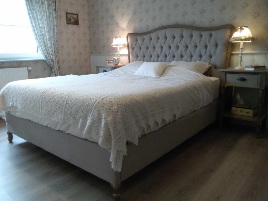bed-in-landelijke-stijl-met-gecapitoneerd-hoofdbord