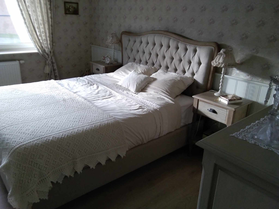 bed-in-landelijke-stijl-met-gecapitoneerd-hoofdbord