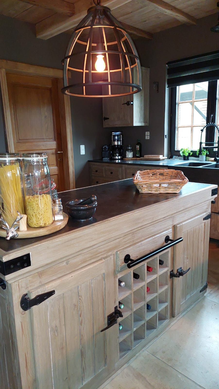 landelijke-stijl-keukeneiland-keukenblok-met-wijnrek
