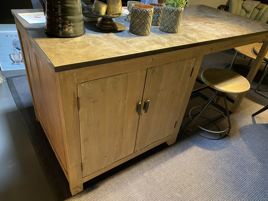 landelijke-stijl-keukeneiland-met-tafel-landelijke buitenkeuken