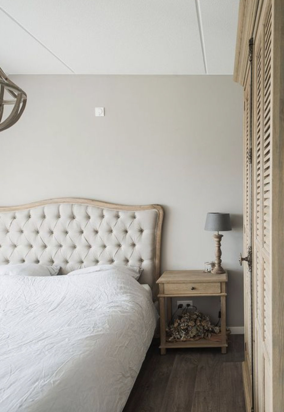 bed-in-landelijke-stijl-met-gecapitoneerd-hoofdbord