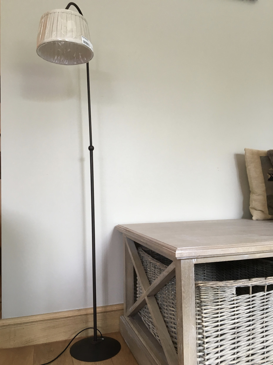 landelijke-stijl-staanlamp-roestkleur-met-plisse-kap