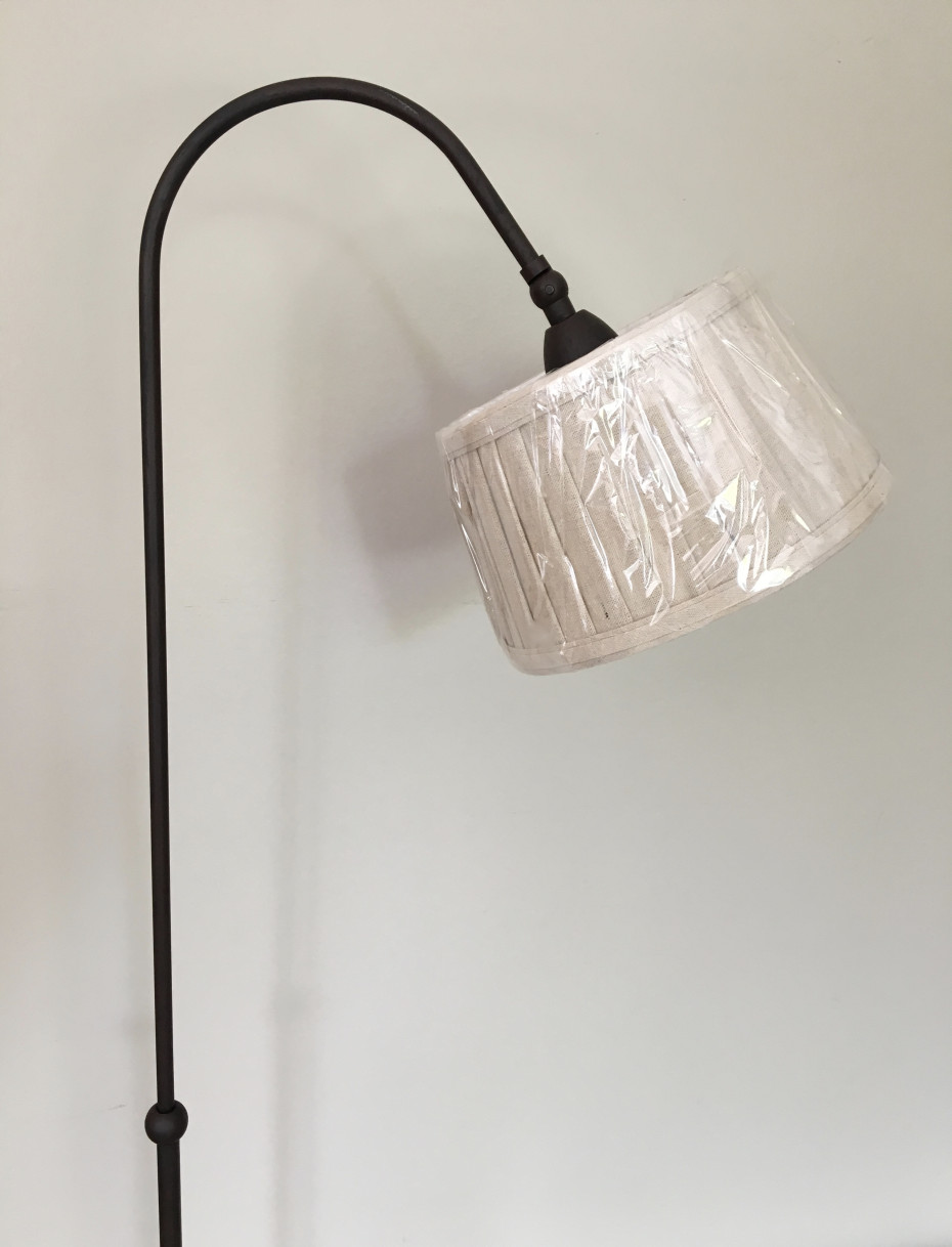 landelijke-stijl-staanlamp-roestkleur-met-plisse-kap