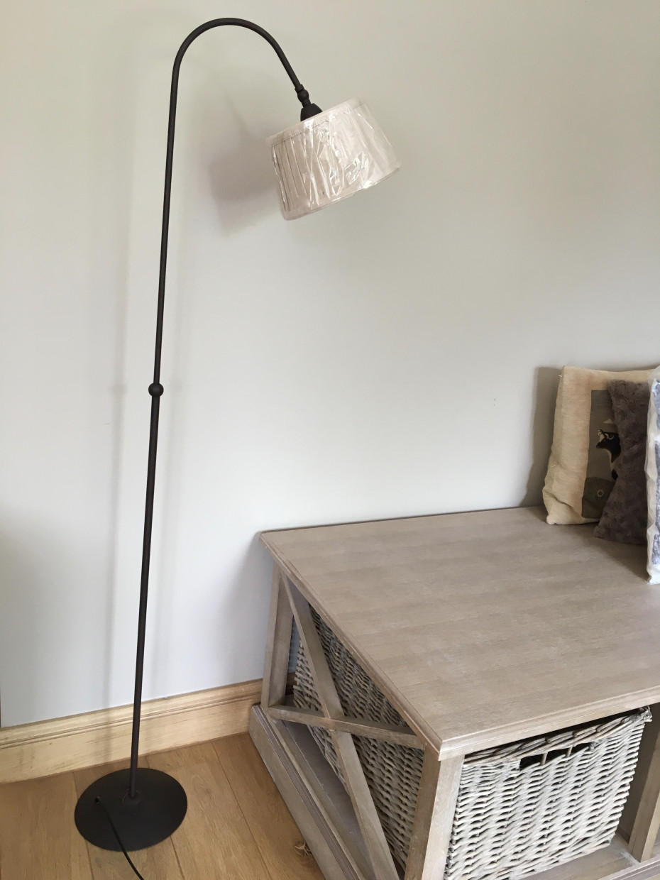 landelijke-stijl-staanlamp-roestkleur-met-plisse-kap