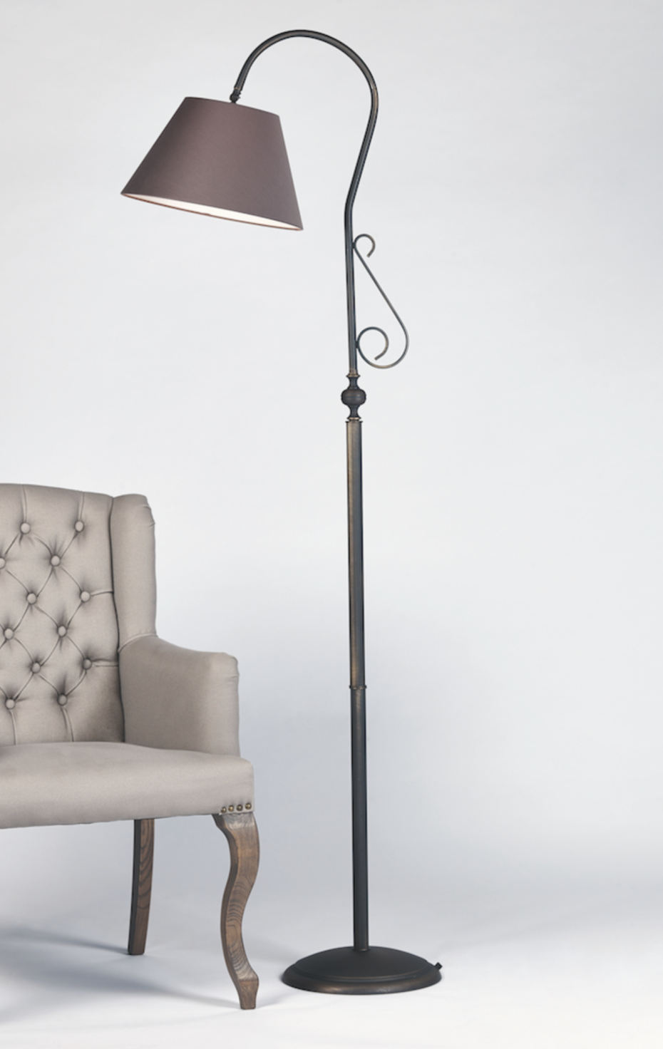 landelijke-staande-lamp-met-lampenkap