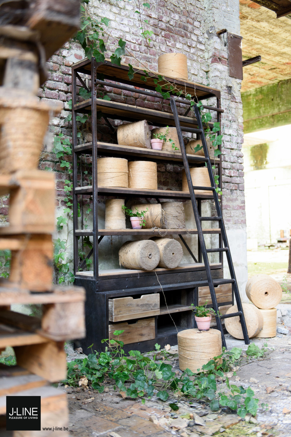 landelijke-stijl-wandrek-met-smeedwerk-ladder-j-line