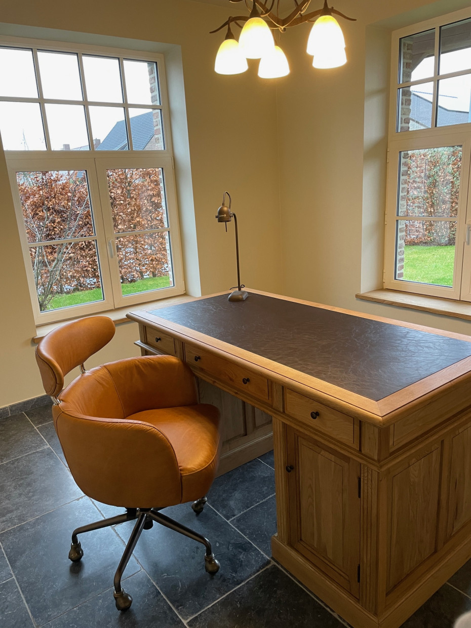 klassiek-eiken-bureau-met-lederen-inleg