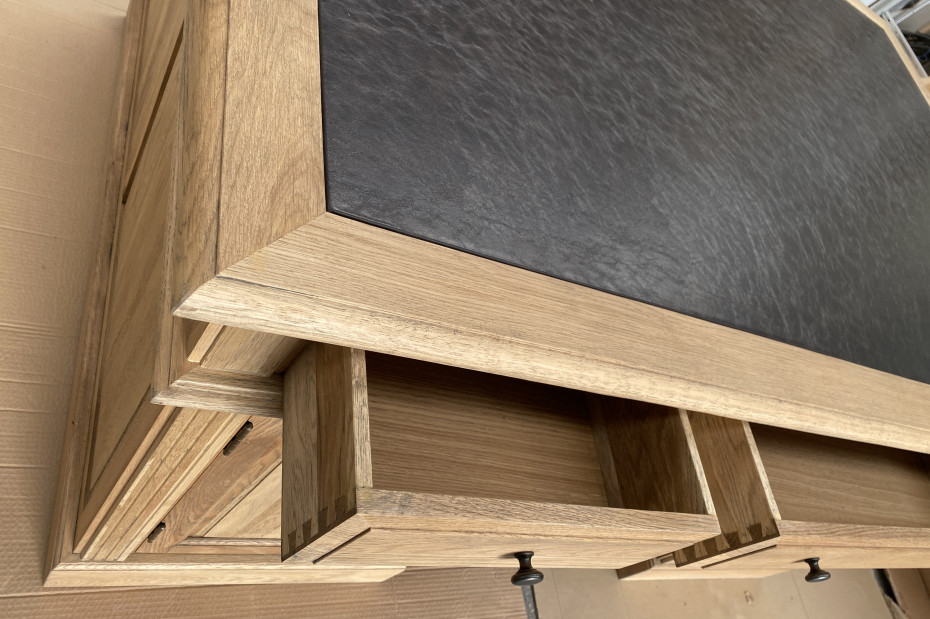 klassiek-eiken-bureau-met-lederen-inleg
