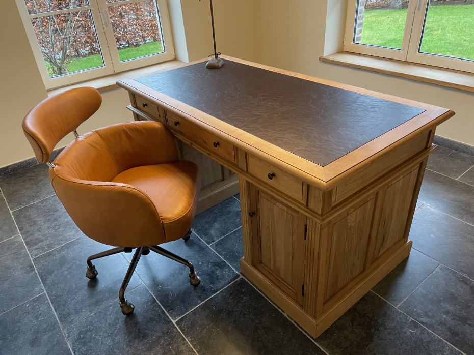 klassiek-eiken-bureau-met-lederen-inleg