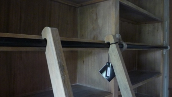 bibliotheekkast-landelijke-stijl-met-ladder