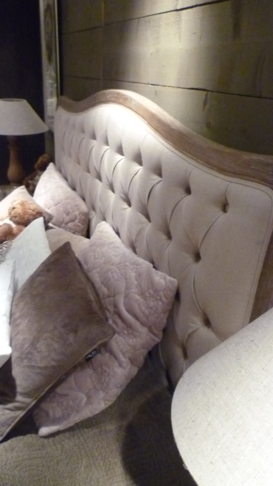 bed-in-landelijke-stijl-met-gecapitoneerd-hoofdbord