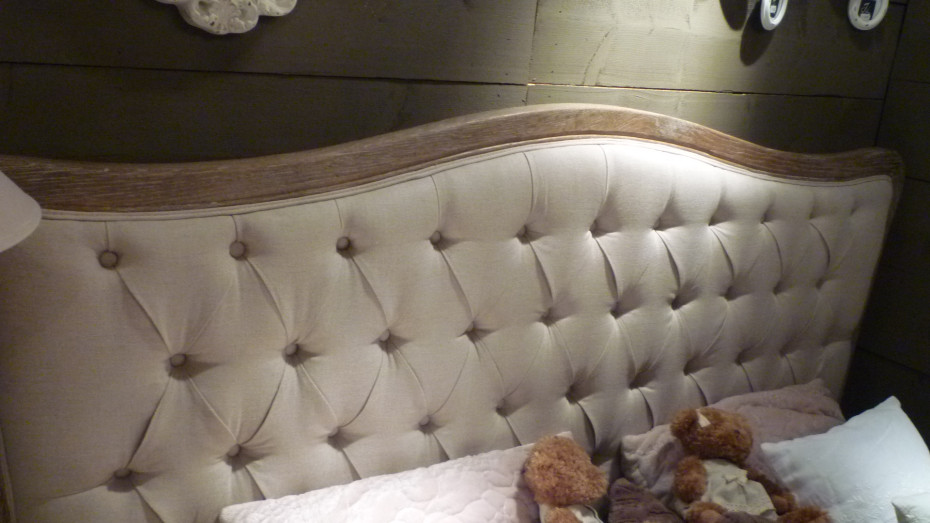 bed-in-landelijke-stijl-met-gecapitoneerd-hoofdbord