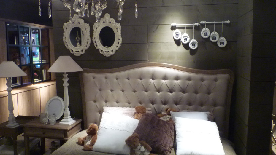 bed-in-landelijke-stijl-met-gecapitoneerd-hoofdbord