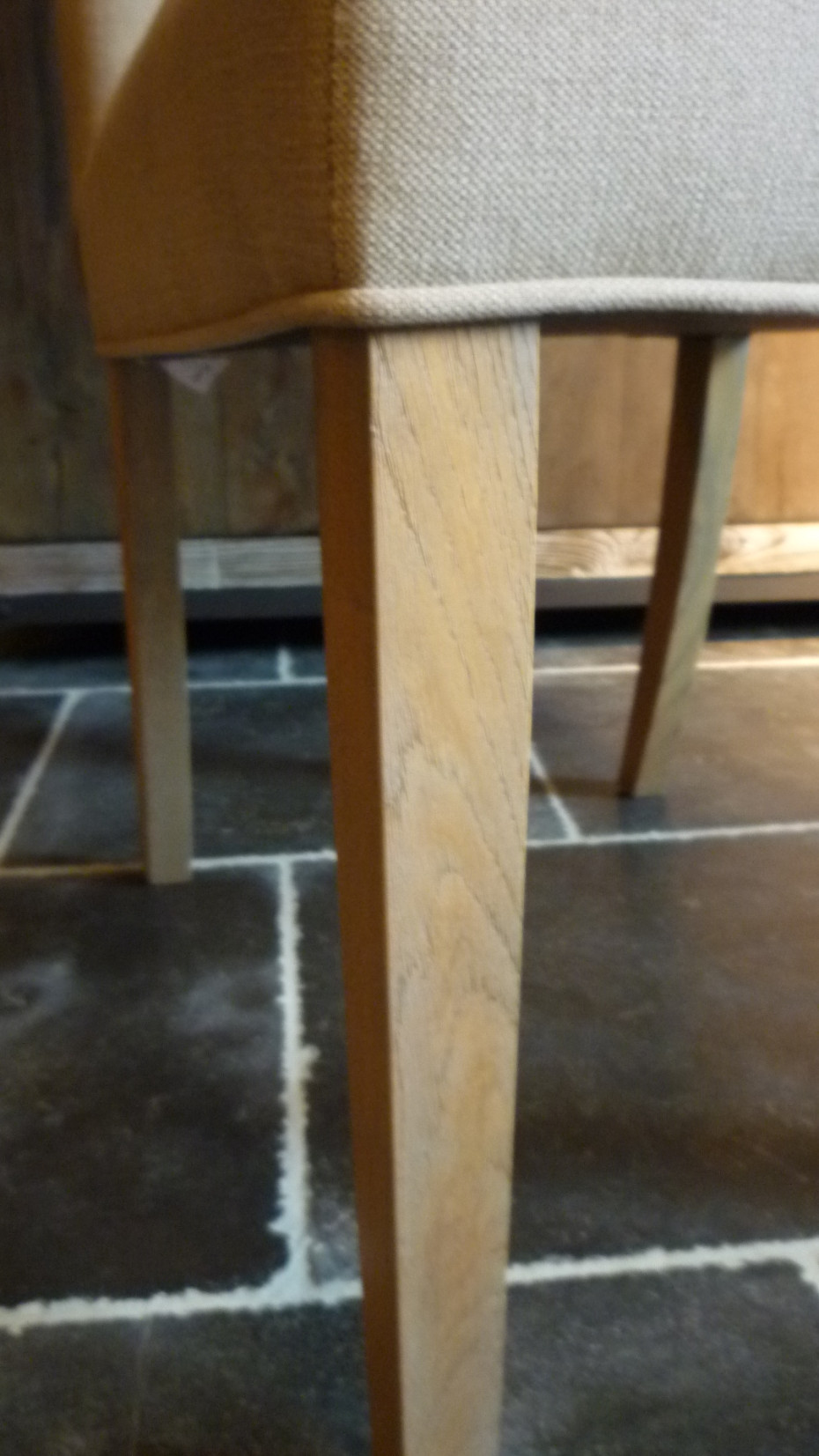 landelijke-stoelen-met-knopen-linnen-grijs