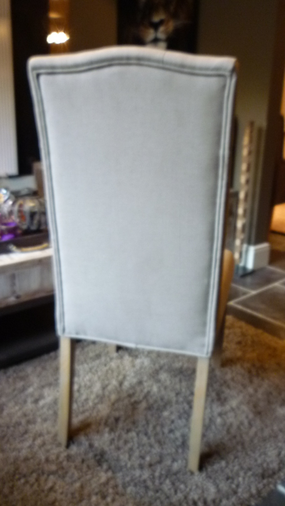 landelijke-stoelen-met-knopen-linnen-grijs