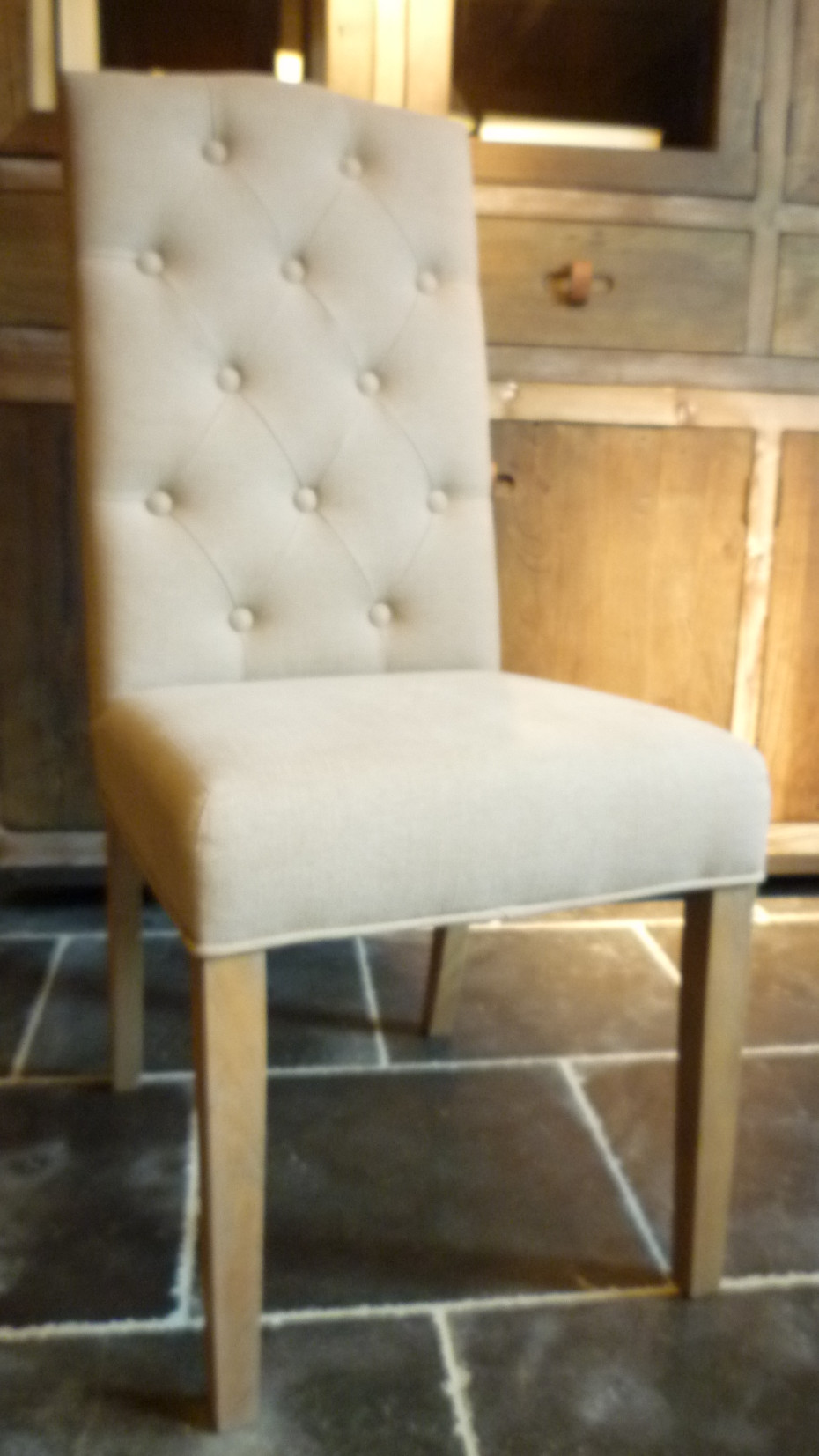 landelijke-stoelen-met-knopen-linnen-grijs