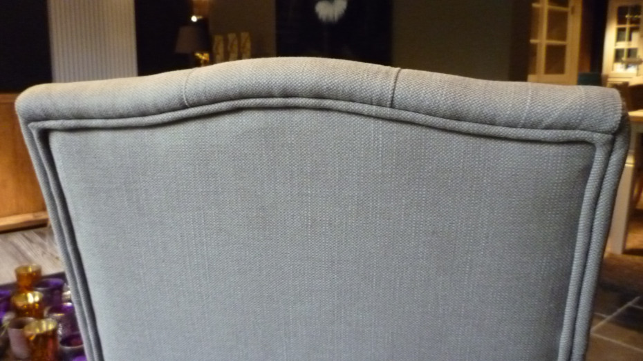 landelijke-stoelen-met-knopen-linnen-grijs