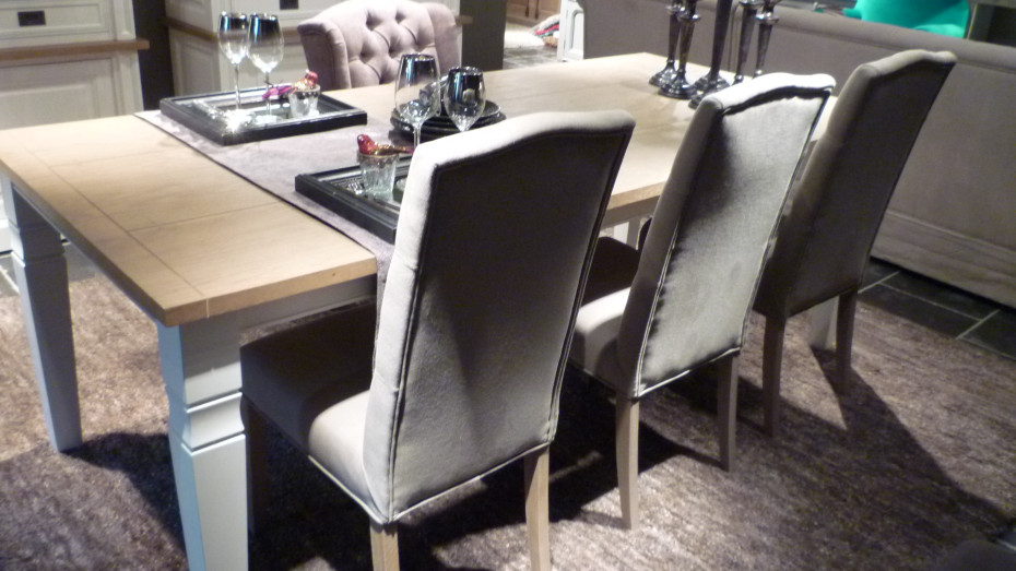 landelijke-stoelen-met-knopen-linnen-grijs