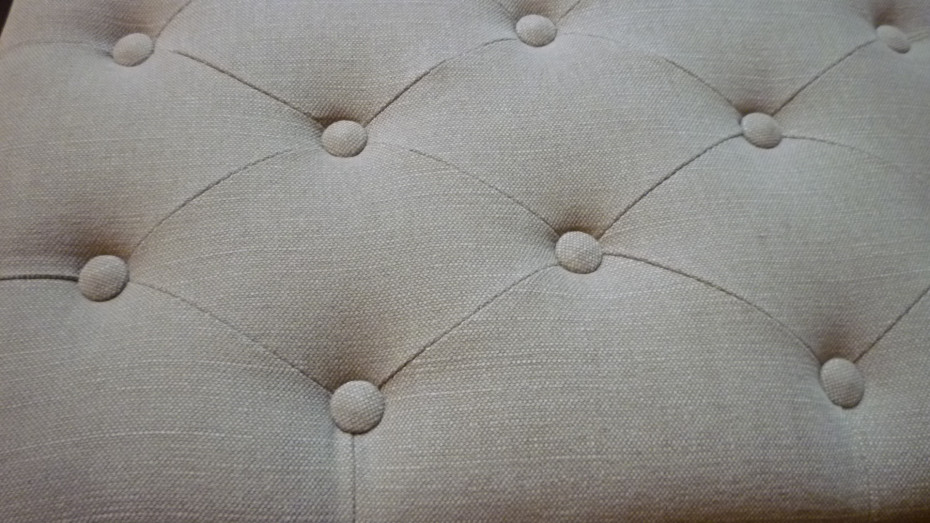 landelijke-stoelen-met-knopen-linnen-grijs