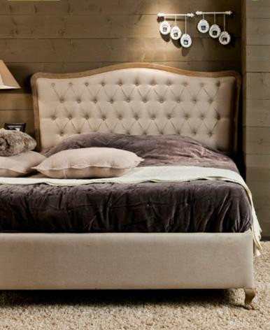 bed-in-landelijke-stijl-met-gecapitoneerd-hoofdbord