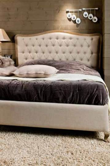 bed-in-landelijke-stijl-met-gecapitoneerd-hoofdbord