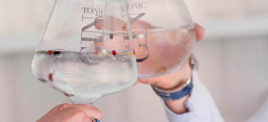 6-gin-tonic-glazen-op-voet-j-line