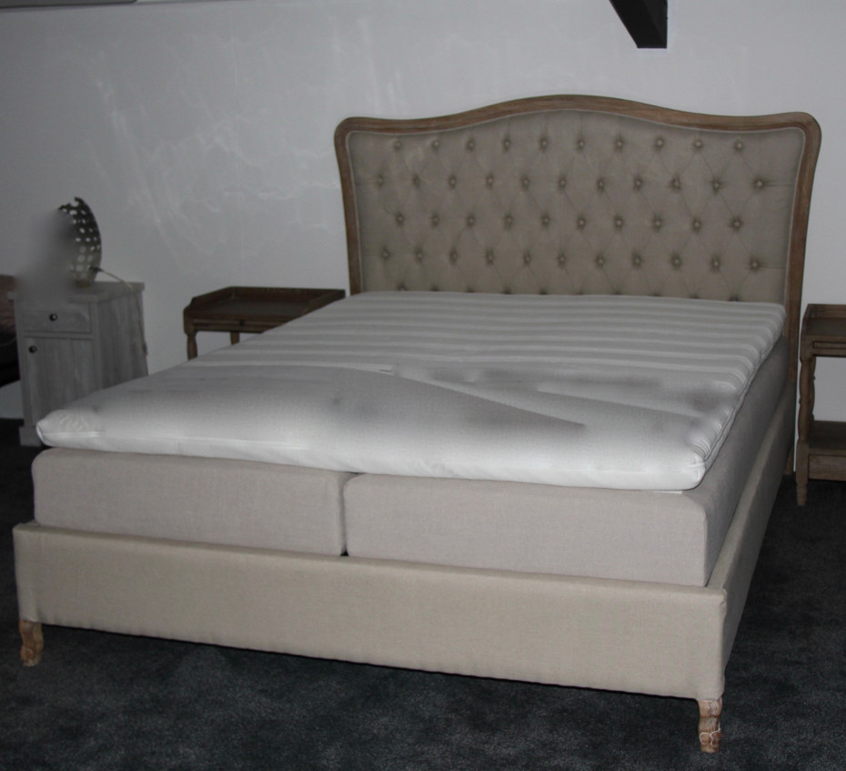 bed-in-landelijke-stijl-met-gecapitoneerd-hoofdbord