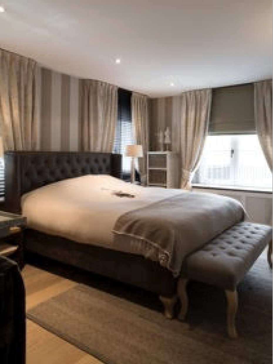 landelijke-bedbank-met-eiken-poten