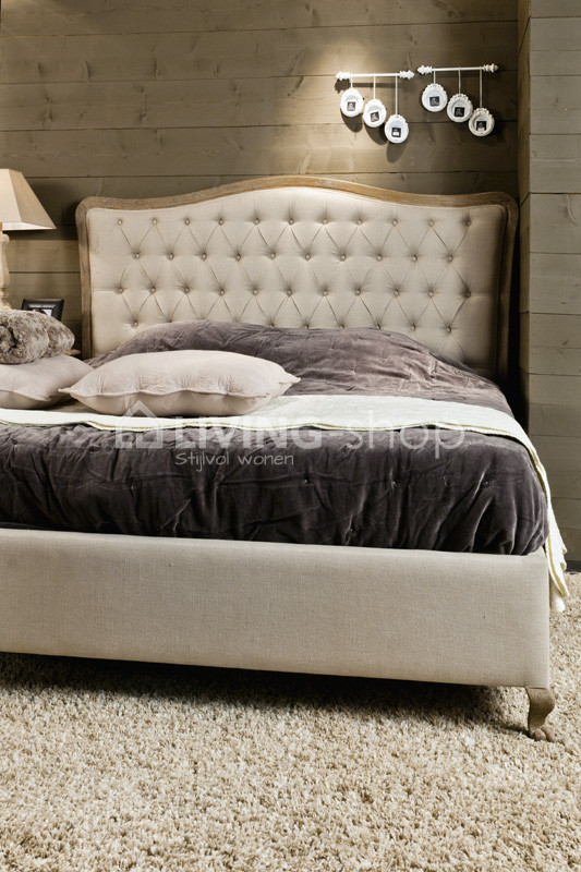 bed-in-landelijke-stijl-met-gecapitoneerd-hoofdbord