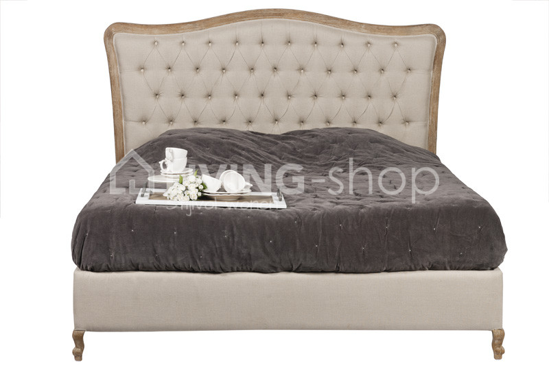 bed-in-landelijke-stijl-met-gecapitoneerd-hoofdbord